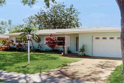 Relax in Retro 2 Br home by RedAwning – Clearwater, FL