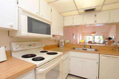 Lagoon front 2BR condo overlooking the golf course in Plantation (FL)