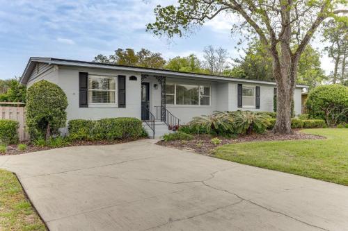 Fire Pit and Screened Porch Home in Jacksonville! Fire Pit and Screened Porch Home in Jacksonville!