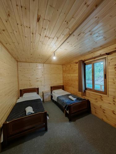 2 twin beds