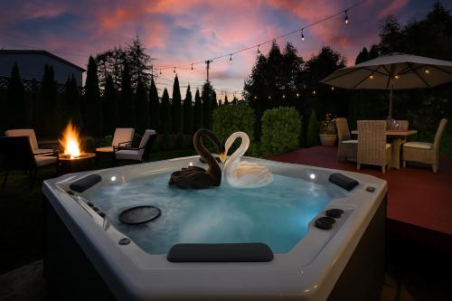 Entire house with Four Bedrooms, Hot Tub, BBQ, Private Backyard, FREE WiFi and Parking, near Seattle, EV thumb 4