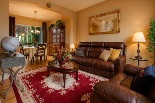 Entire house with Four Bedrooms, Hot Tub, BBQ, Private Backyard, FREE WiFi and Parking, near Seattle, EV detail