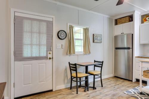 Near Parks and Lakes Pet-Friendly Winnie Cottage in Вінні