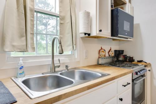 Near Parks and Lakes Pet-Friendly Winnie Cottage in Вінні