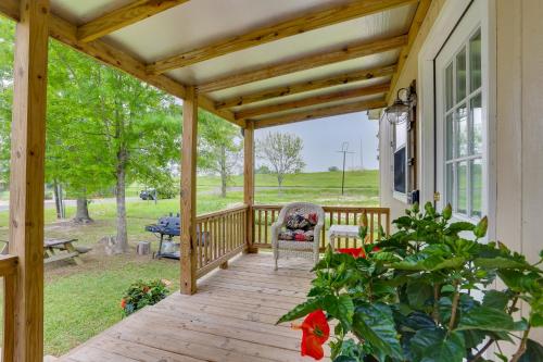 Near Parks and Lakes Pet-Friendly Winnie Cottage in Вінні