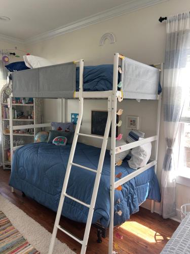 3 Bed, 2 and a half bath Gorgeous Coastal Home 1 block from beach! in Long Beach, USA