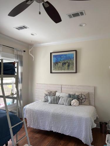 3 Bed, 2 and a half bath Gorgeous Coastal Home 1 block from beach! in Long Beach, USA
