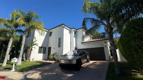 LA Dream Gem - Beautiful Home with Spa