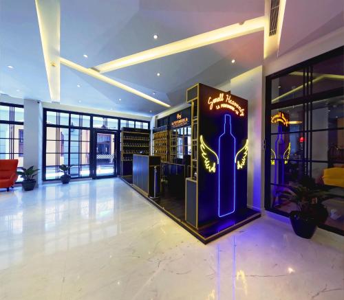 Üzletek, Fairway Colombo near Holland Múzeum