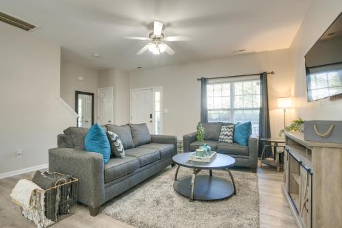 Pets Welcome Townhome with Patio in Raleigh! in 나이트데일