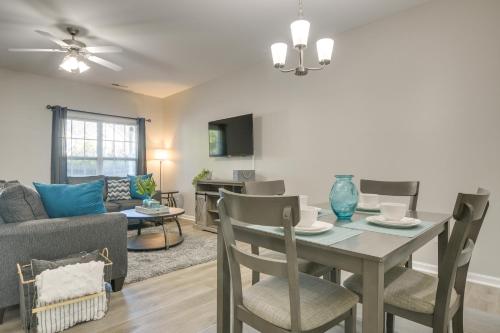 Pets Welcome Townhome with Patio in Raleigh! in 나이트데일