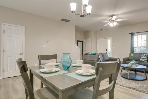 Pets Welcome Townhome with Patio in Raleigh! in 나이트데일