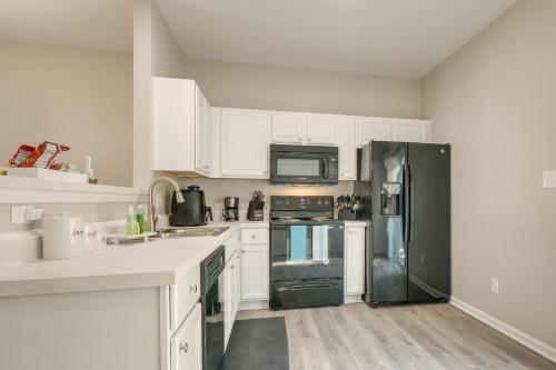 Pets Welcome Townhome with Patio in Raleigh! in 나이트데일