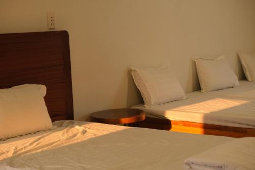 1 king bed, 1 twin bed
