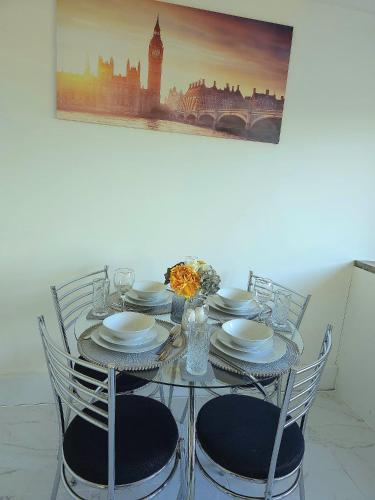 Large House, Home for Contractors- Park Free in Rochester