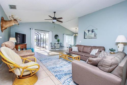 Spacious lakefront pool home in North Fort Myers in 北邁爾斯堡