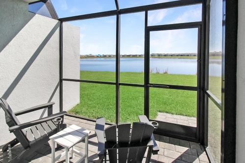 Stylish lakefront villa with all of the amenities - Near Beaches - Hibiscus Haven in Grove City (FL)
