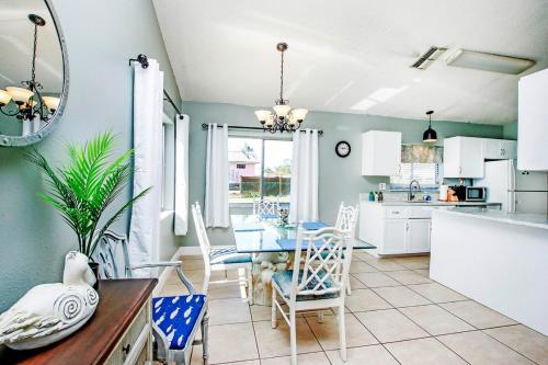 Spacious lakefront pool home in North Fort Myers in 北邁爾斯堡