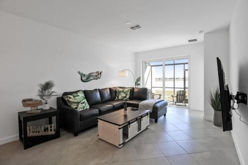 Stylish lakefront villa with all of the amenities - Near Beaches - Hibiscus Haven in Grove City (FL)