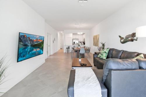 Stylish lakefront villa with all of the amenities - Near Beaches - Hibiscus Haven in Grove City (FL)
