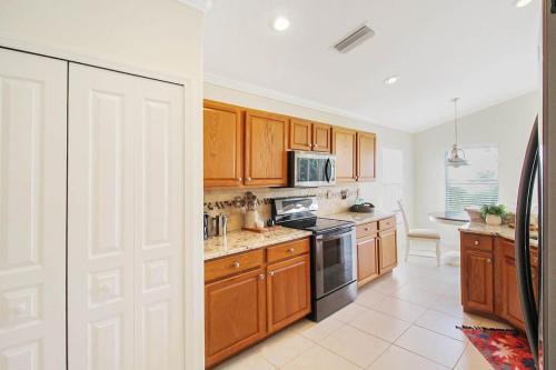 Charming Home In Wexford On The Green in Plantation (FL)