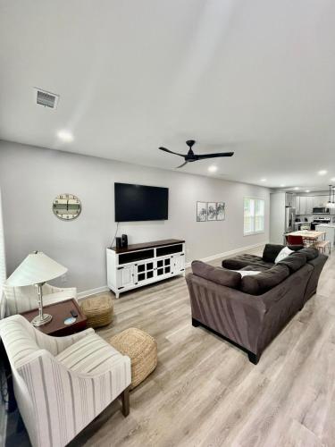 Charming beach home, fenced yard, sleep 8, pets ok