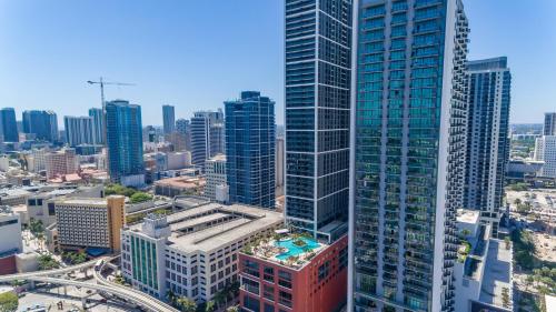 Extraordinary Studio in Downtown Miami with incredible views thumb 2