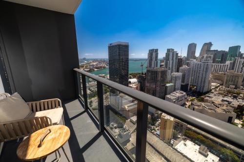 Modern Studio Apartment with Full Kitchen and Skyline Views
