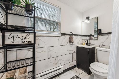 Modern Family Friendly Home 3 Bedroom Great Location in Pittsburgh, USA