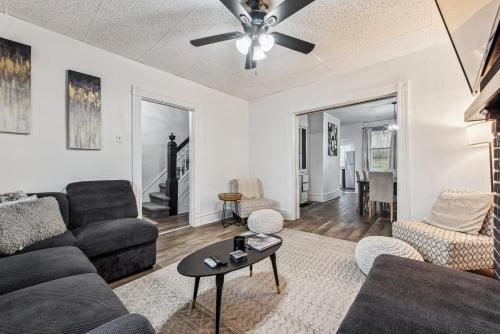 Modern Family Friendly Home 3 Bedroom Great Location in Pittsburgh, USA