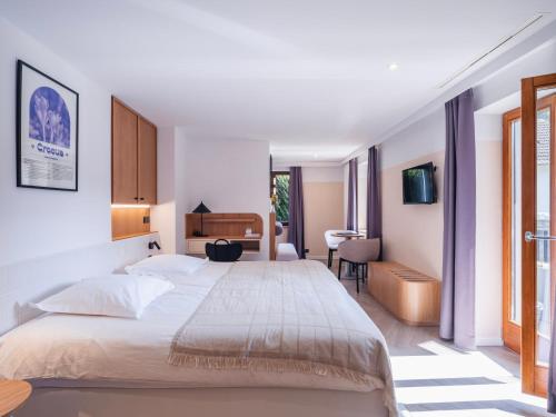 1 queen bed, 1 double bed