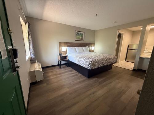 Country Hearth Inn & Suites Augusta - image 13