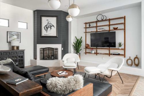 Sierra Luxe Home - Chic Design Dream Backyard with Pool in Carefree