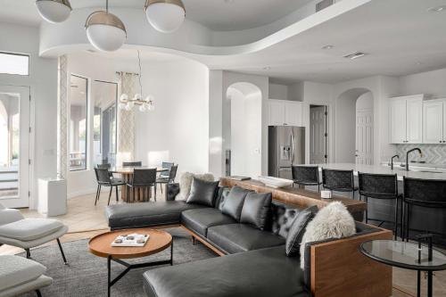 Sierra Luxe Home - Chic Design Dream Backyard with Pool in Carefree