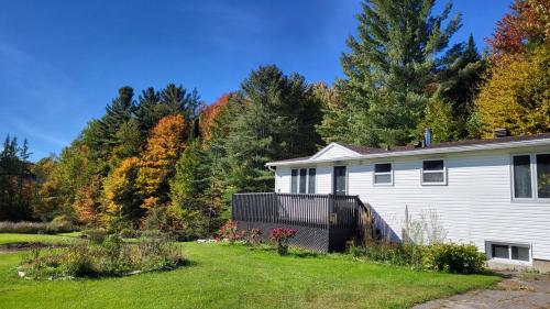 Comfy creekside chalet HiSpeedNet w Workspace