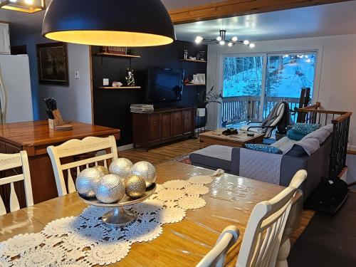 Comfy creekside chalet HiSpeedNet w Workspace