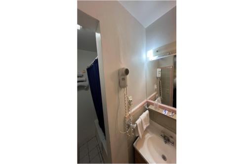 Bay Motel - image 22