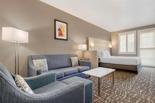 Best Western Plus Lake Elsinore Inn & Suites - main image