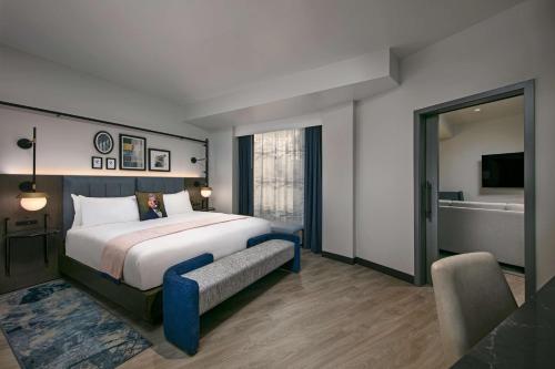 1 king bed, 1 sofa bed