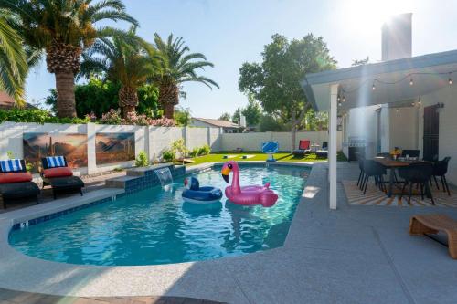 Peaceful Palm - Farmhouse Chic with Pool & Games – khách sạn tại Gilbert