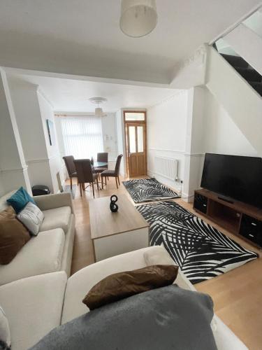 Cute two bedroom house with free street parking, Liverpool
