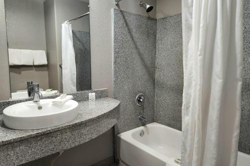 Motel 6 San Antonio, TX - Airport - 화장실
