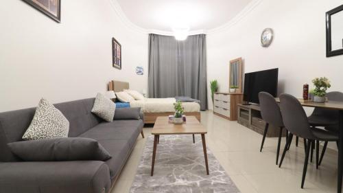 Elegant Studio Near Burj Khalifa Pool and Gym, Дубай (фото 6)