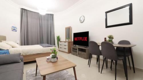 Elegant Studio Near Burj Khalifa Pool and Gym, Dubai