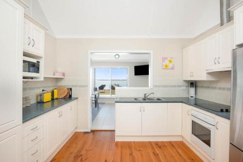 Mundoo Waters - Tranquil Waterfront Haven with Jetty in Hindmarsh Island sala