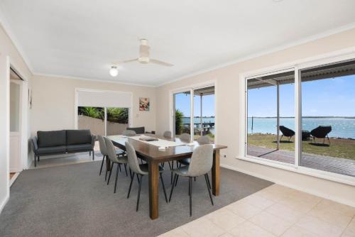 Mundoo Waters - Tranquil Waterfront Haven with Jetty in Hindmarsh Island sala