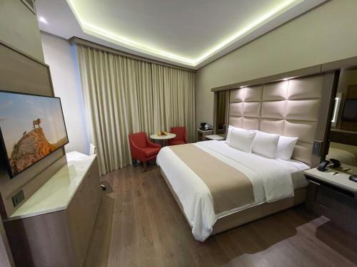 Deluxe Room image 3