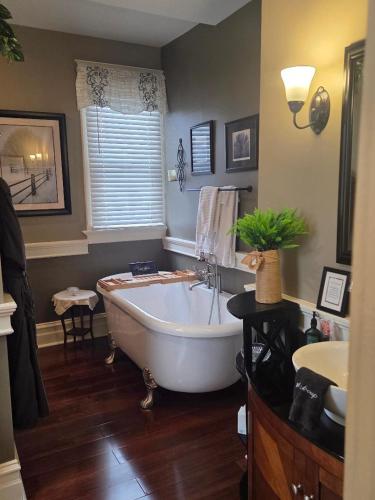 Queen Room with Spa Bath