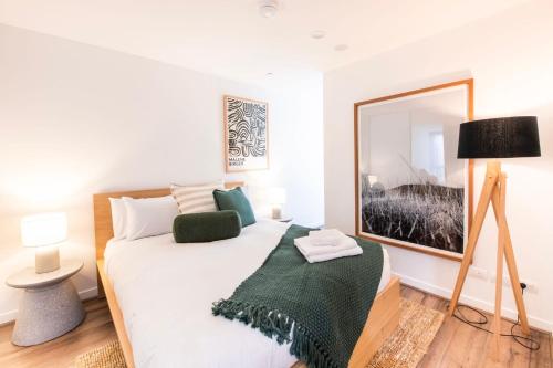 Richmond Retreat with Courtyard Parking - image 3