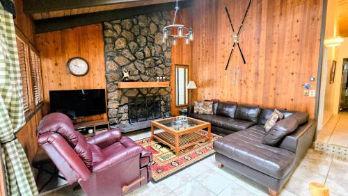 Bear Cabin - 5min walk to village & 12 SHARC passes